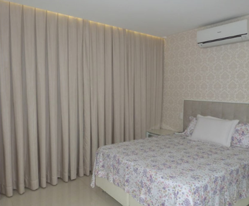 Cortina blackout bege em dormitório com cabeceira estofada